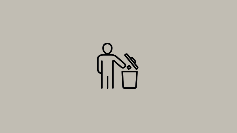 Et billede der viser en mand der smider noget i skraldespanden 