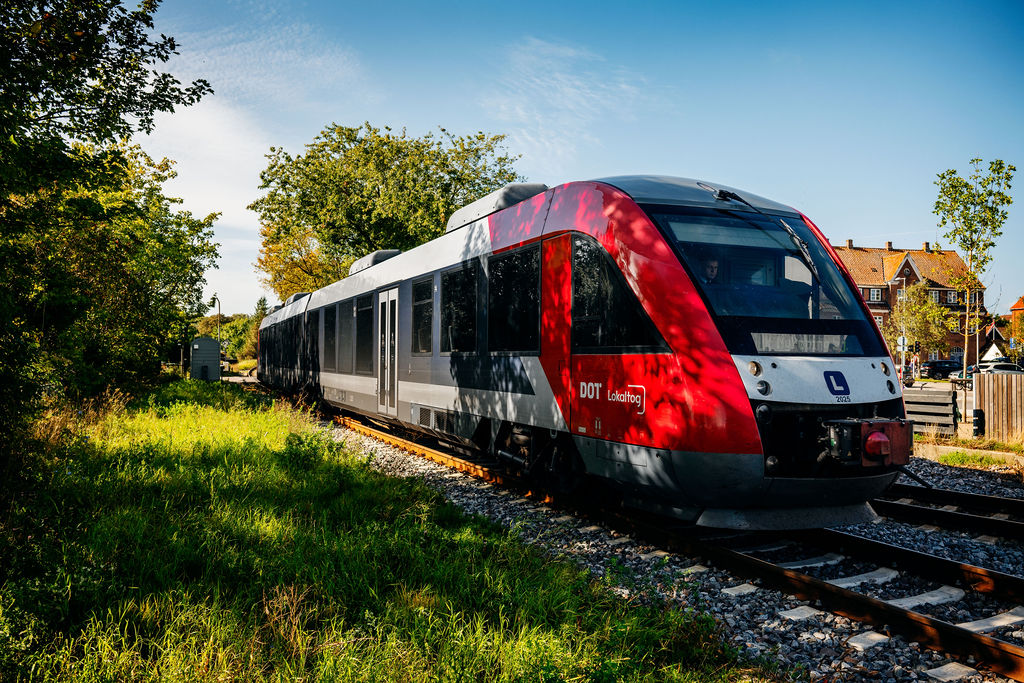 227_2025_sommer_odsherredsbanen_skinner_roed-lint Dette er et billede af et af togene hos Lokaltog